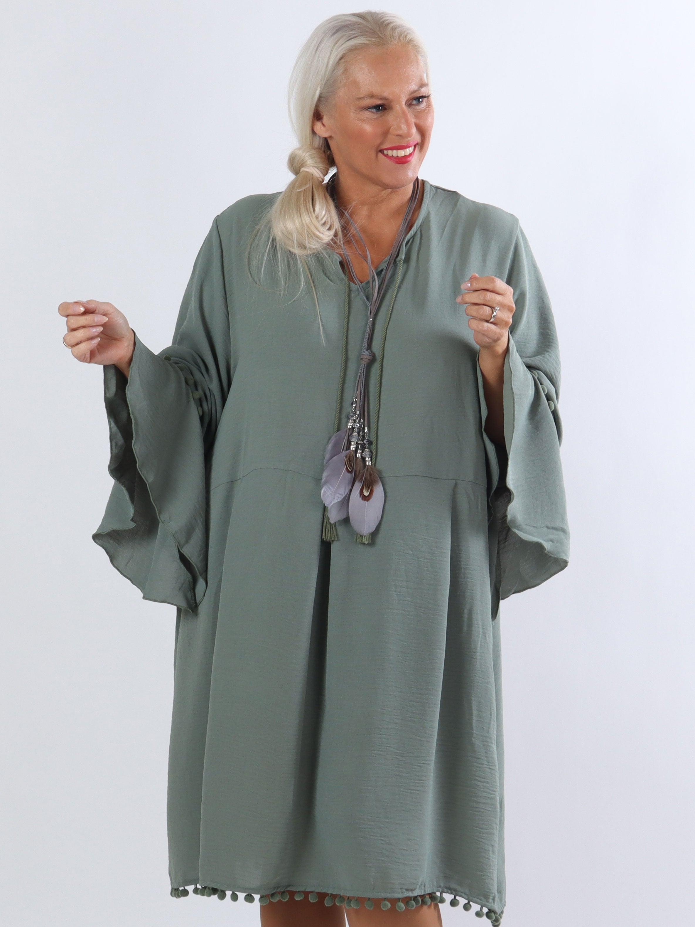 Matilda - Fin klänning i stora storlekar med pompoms